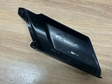 UN CACHE PLASTIQUE DROIT