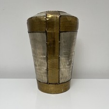 Vase en metal martele dinanderie vintage brutaliste