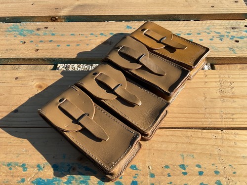 Quatre pochettes cuir - cuir, épais