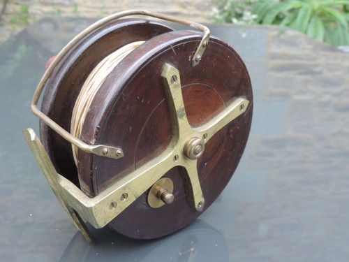 Antique fishing reel - 🟢,