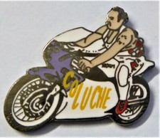 Pin's Coluche , moto , jaune 