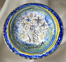 Assiette au décor de vase