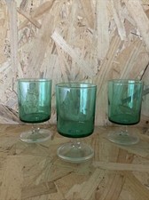 3 verres à vin verres sur