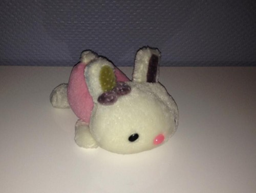 peluche doudou lapin couché
