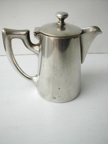 Ancien pichet ou - ou, pot