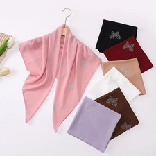 Accessoires non inclus foulard