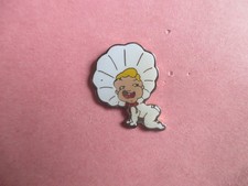 pin's  bébé sous ombrelle à quatre pattes