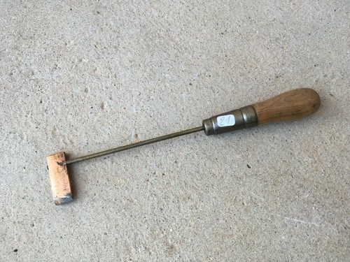 Old tool outil - /,