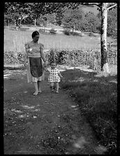 Femme tablier & enfant jardin - Ancien négatif photo an. 1930