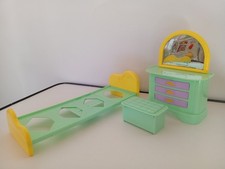 Lit extensible et coiffeuse pour maison de poupées mannequins pastel vintage