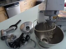 robot pâtissier kenwood blanc. avec 2 accessoires (hachoir à viande et coup-râpe