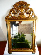 Miroir de style Louis XVI, XIXe,  bois sculpté et doré, modèle au cœur enflammé,