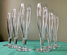 Lot 2 : 6 flûtes à Champage en verre signées Veuve Clicquot - H : 19,5 cm