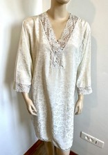 robe T44 satin crème et col v dentelle longue manches motifs ton sur ton 721!