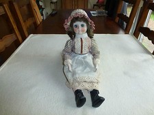 POUPEE PORCELAINE TETE MAINS