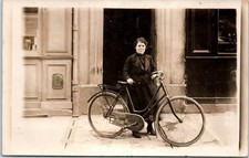 THEMES - SPORT - CARTE PHOTO - femme avec un velo