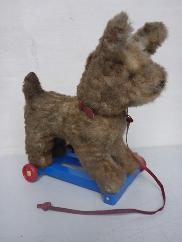 Ancien jouet chien sur roues - ancien,