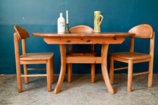 Table et 4 chaises en bois