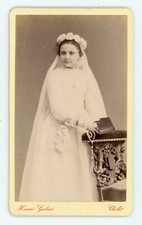 PHOTO CDV, une communiante en robe blanche couronne de fleurs Galais à Cholet