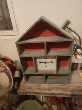 grande horloge déco bois maison/chalet avec étagères style scandinave