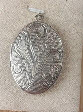 Ancien pendentif / médaillon, porte photo, décor fleurs, en métal argenté