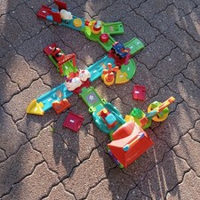 Circuit de  Tut Tut Bolides avec 7 véhicules très bon état