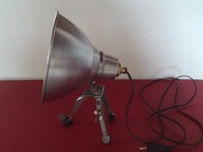 tres rare ancienne petite lampe spot a pince et trepied marque CREMER .