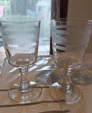  Verres a Pied  Très Fins Gravés  Formes Géométriques. Cristal 