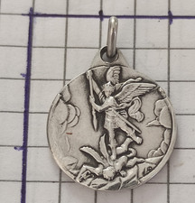 pendentif MEDAILLE RELIGIEUSE ANCIENNE. SAINT MICHEL. METAL ARGENTE