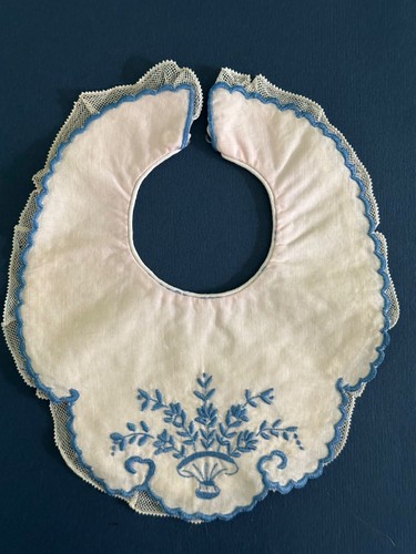Ancien bavoir bébé brodé - de,