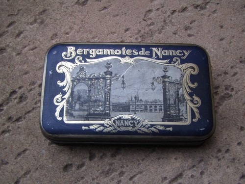 Ancienne boîte publicitaire