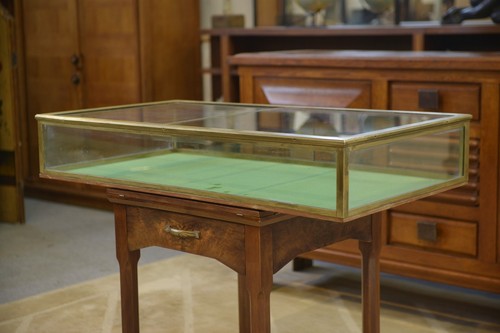 Vitrine bijoutier laiton - vitrine, en