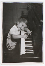 Fille appuyée clavier piano contente musique - Photo ancienne snapshot