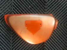 Honda CBS 125, Cache latéral droit