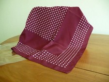 Gerard DAREL:grand foulard à pois en pure soie col.bordeaux