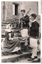 AVYP17-1036-SPECTACLE - Couple près du sonneur de biniou