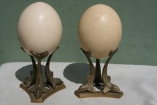 2 garnitures base en bronze dauphins et oeuf d'autruche