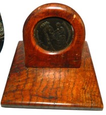 support en bois avec médaille