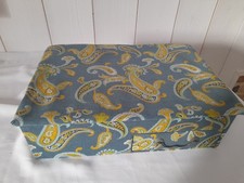 Boîte à couture ancienne avec tiroirs  et compartiments tissu cashmere fond bleu