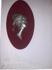  Plaque murale "Les Étains du Prince" – Profil de femme – Étain ciselé main