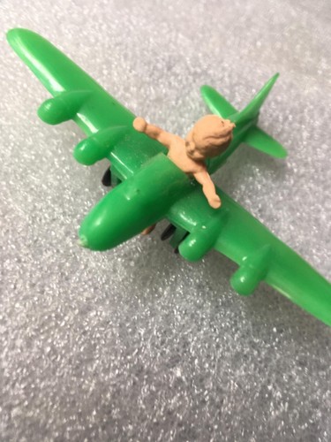 Petit avion avec chérubin