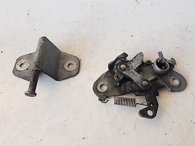 Système attache capot moteur