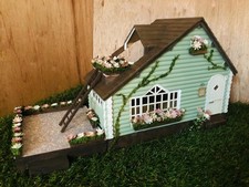 Maison de poupée verte