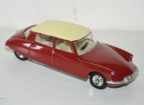 Petite voiture véhicule dinky - petite,