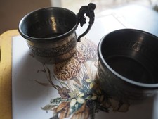 2 porte-tasses en étain, Rama