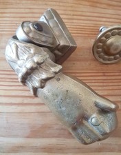 Ancien Heurtoir de porte, Main