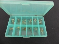 boite à mouche pleine d' environ 30 mouches artisanales anciennes.