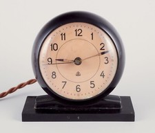 Arne Jacobsen pour Lauritz Knudsen. Horloge électrique en bakélite. 1940s