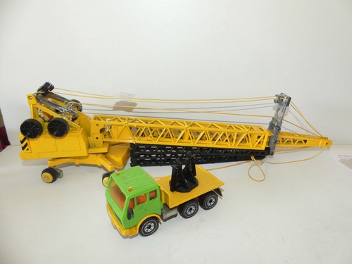 Camion mercedes avec - camion, grue