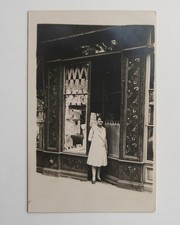 Femme pose devanture boutique